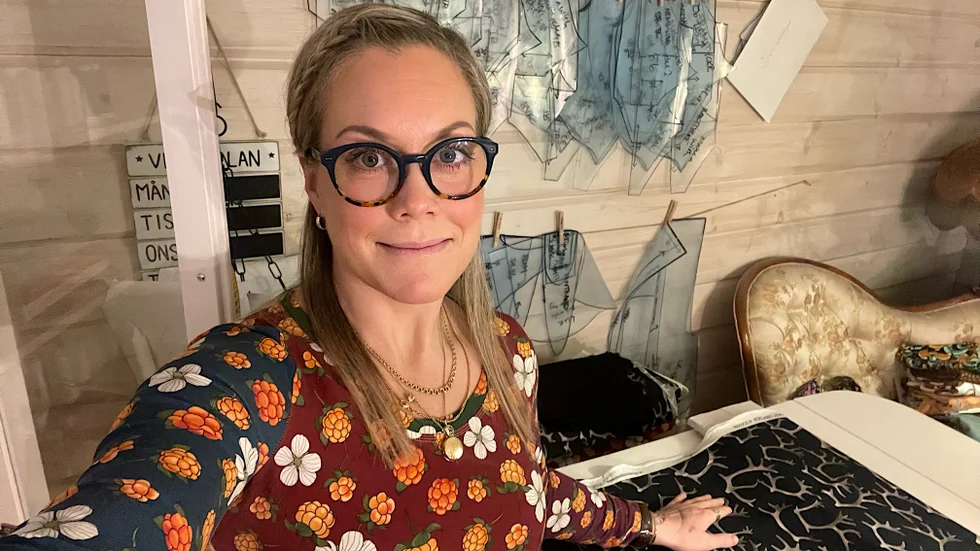Jessica Nordh driver klädsömnadsföretag från sin hemateljé i Arvidsjaur. Bolaget startade hon under sin föräldrarledighet 2022. "Utmaningen har varit att förstå allting, hur det fungerar och vad som krävs av en själv."