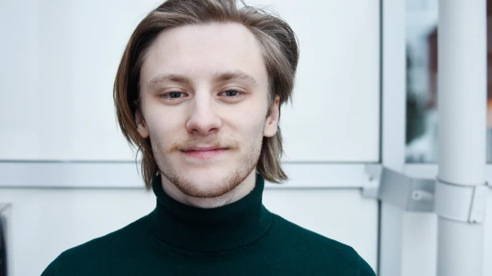 Liam Gabrielsson Lövbrand  spelar Johan i "Händelser vid vatten" som hade premiär under helgen. Det var 18-åringens första skådespelarjobb någonsin.