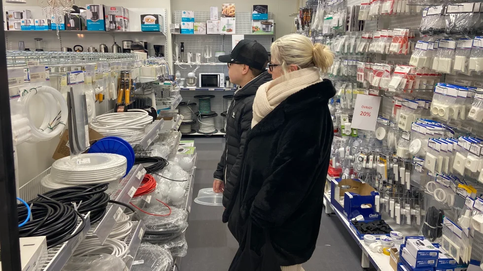 Tina Hesselberg och Damaso Hesselberg botaniserar bland varorna i VVS-butiken, där en utförsäljning startade den 9 januari.