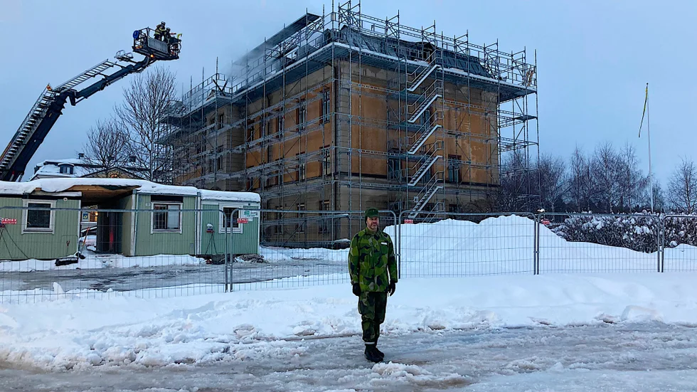 Dagen efter branden. Major Carl-Henrik Melin framför sin arbetsplats kanslihuset på I 19 som fattade eld under måndagen."Tanken var att under den pågående renoveringen återställa huset i gammal stil"
