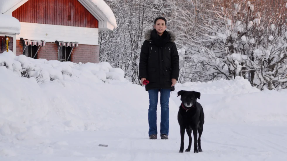 Jennichen Svensson och familjens hund Suki. 