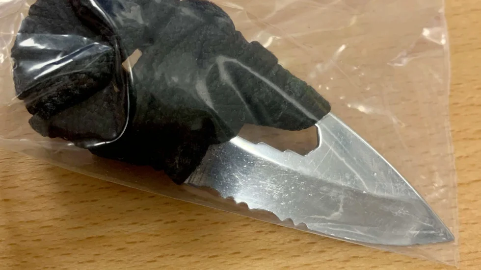 Polisen hittade en egentillverkad kniv för gatustrid i mannens ficka. Kniven beskrivis i åtalet som av en mycket farlig modell som förvarats lättillgängligt och knivbrottet betecknas därför som grovt.