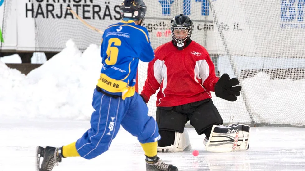 SKOTT I STOLPEN. Tuomas Mokko var ytterst nära att göra mål i andra halvleks inledning men skottet träffade stolpen.