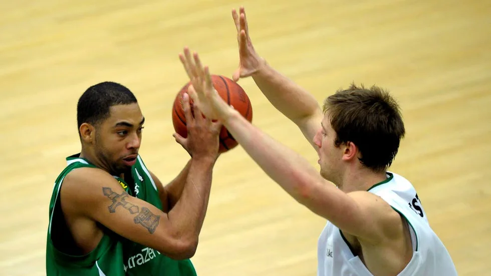 Tillskott. Jaraun ”Kino” Burrows (grönt linne) är klar för LF Basket. 2008 spelade han i Södertälje – och här ses han i en match mot Plannja.
