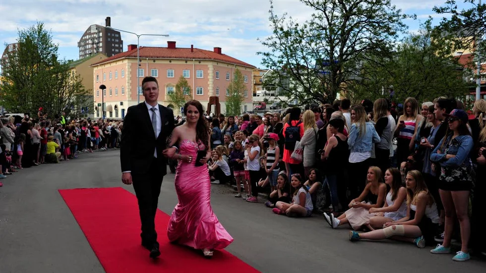 En stilful entré. Erik Talo och Moa Hjärtberg hade klätt upp sig från topp till tå för att gå på studentbalen i Kiruna.