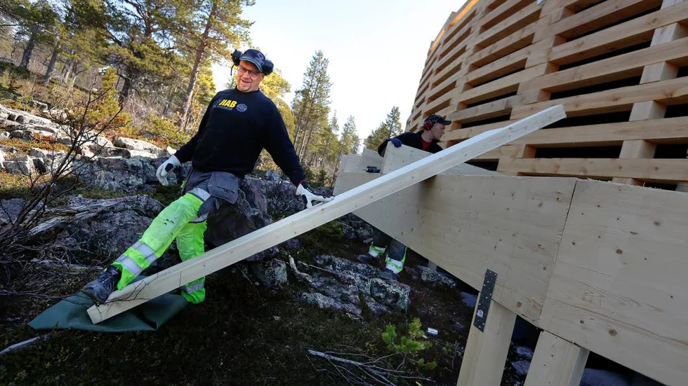 UTMANING. Bygget vid världsarvet har varit en utmaning på många sätt. Mikael Öhman och de andra byggarbetarna är snart färdiga. Nu ska man ta sig an bygget av trappstegsterassen.