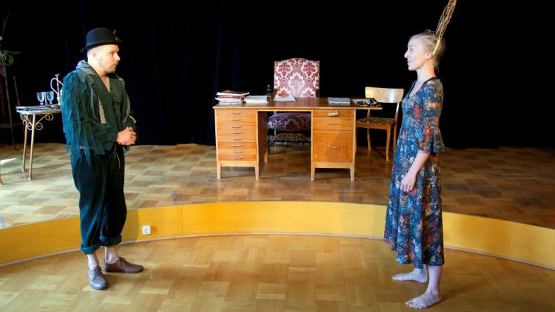 Teaterdirektören Ingemar Raukola och ”mamsell Ulich” Johanna Lehesvuori i Tornedalsteaterns Mozartföreställning ”Teatteridirektööri”.