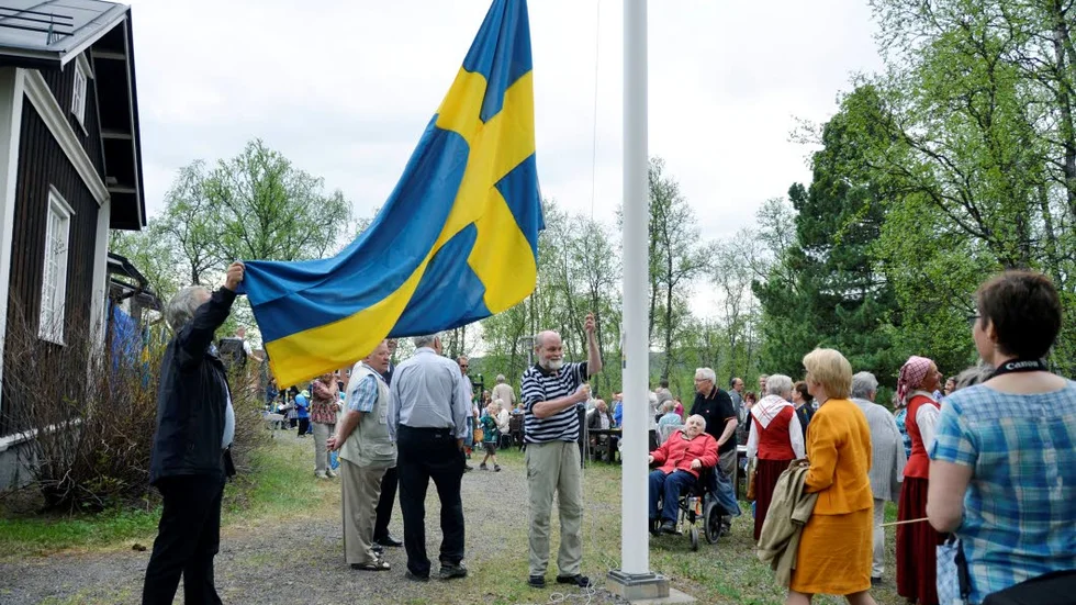 FLAGGAN. Hissades utanför Hjalmar Lundbohmsgården innan det var dags att sjunga den svenska nationalsången.