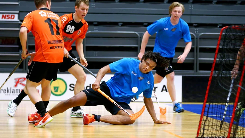 Nere för räkning. Mark Owuyas Luleå Hockey var chanslöst mot IBK Luleå – i innebandy.