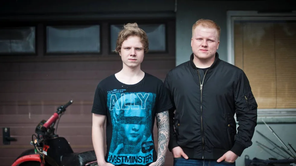 VILL STANNA. Bröderna John, 20, och Joakim Stålnacke, 22, hade helst flyttat till eget boende. ”Visionen är väl att man ska kunna stanna i byn och jobba nu när de får öppna Mertainen. Men bostadsmarknaden får styra, så är det”, säger Joakim.