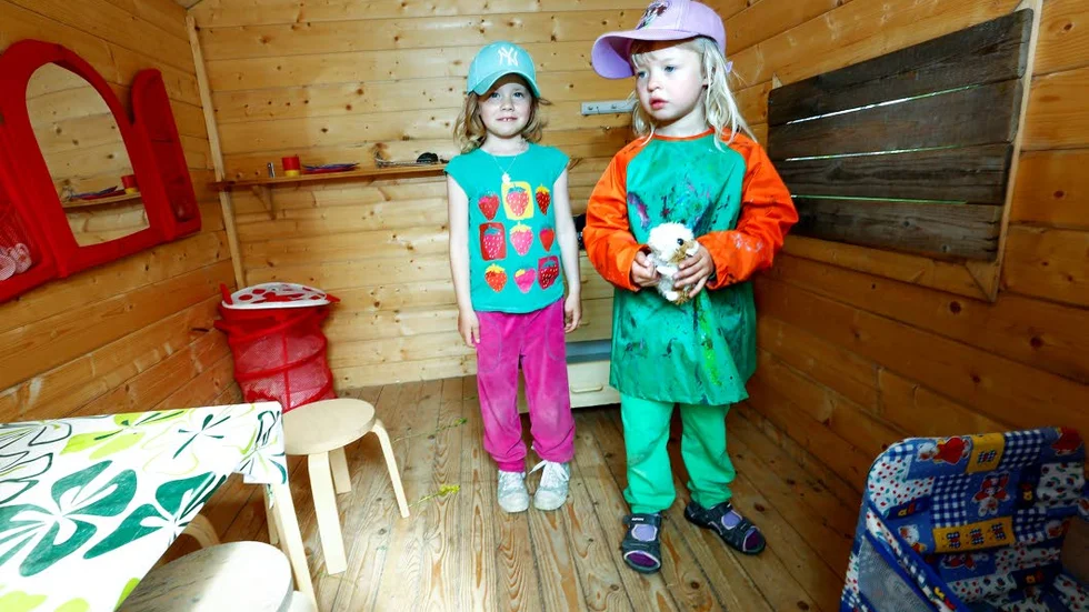 LEDSNA. ”Det är så tråkigt att våra djur är borta. Vi brukar leka med dem och ha dem i hagen”, säger Felicia Mäki till höger. Tyra Diamant håller med.