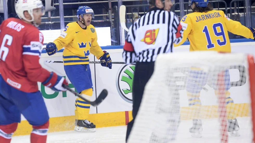 MATCHVINNAREN.
Förre Luleåspelaren Linus Klasen skriker ut sin glädje efter sitt matchavgörande 2-1-mål mot Norge i VM.