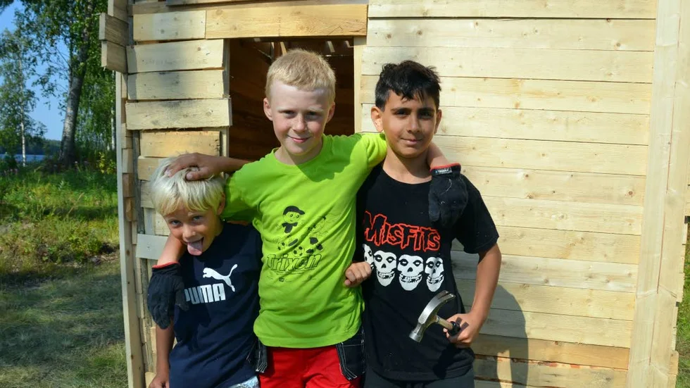 KOJBYGGARE. Julius Johansson Sundvall, 7, Alfons Sundqvist, 10 och Josef Korpela, 10, planerar att övernatta i kojan. (Se fler bilder från lägret på www.nsd.se.)