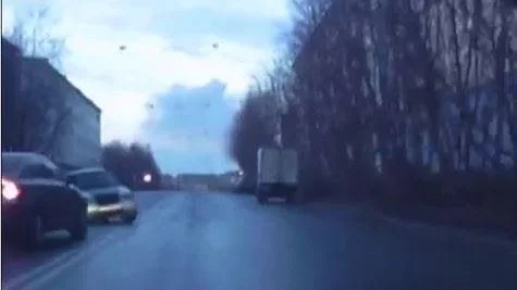 SEKUNDEN FÖRE KRASCHEN. Här syns bilen som i hög fart kör på fel sidan av dubbla spärrlinjer och hur bilen med de unga männen försöker väja undan krocken. Sekunden efter är Ilja Semin död.