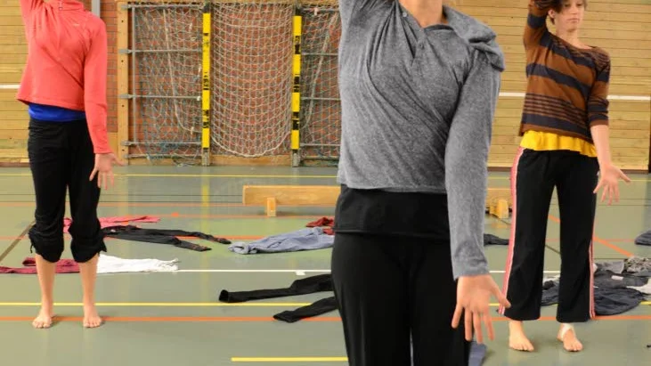 Koreografi. De har valt gymnastikhallar för att det är en välkänd miljö.
