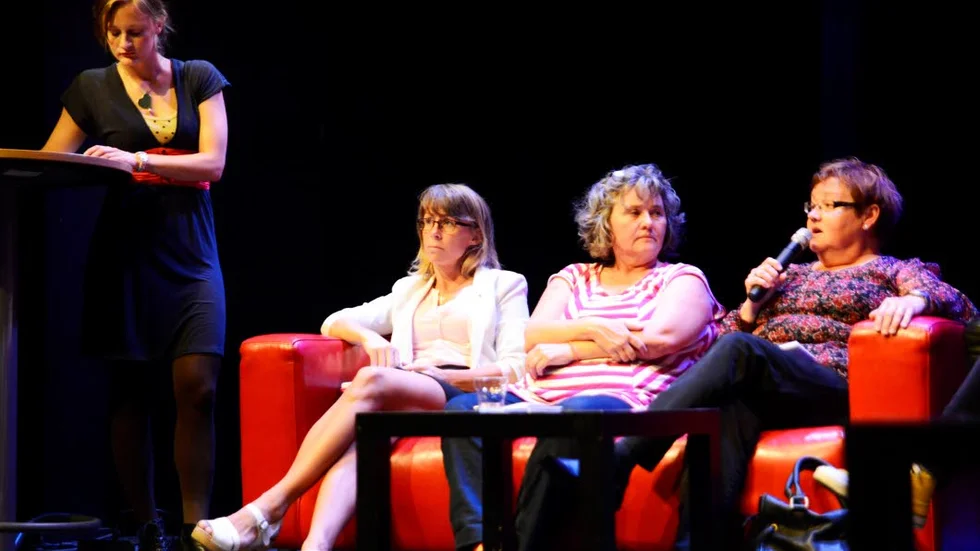ÅRETS VALLÖFTE. I debatten på Lillan lovade Luleås kommunalråd Yvonne Stålnacke en långsiktig finansiering för Iris verksamhet i Luleå. Vid förra valrörelsen lovade ju Socialdemokraterna att avskaffa de delade turerna, men det löftet har ännu inte infriats. Maja Runeberg var samtalsledare, medan Anette Asplund (KD) och Annika Eriksson (MP) var två andra av politikerna som deltog.