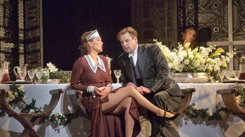 Marlis Petersen som Susanna och Peter Mattei som greve Almaviva i Mozarts ”Figaros bröllop”, Richard Eyre’s nya uppsättning av operan, dirigerad av James Levine.