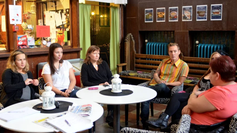BUSS PÅ ÖNSKELISTAN. Lotta Huskunen, Elina Johansson, Anna Tuomas, David Jordansson, Heidi Karlsson och Monika Perdahl Täikkö är redo för att förverkliga ungas idéer. Och bättre busslinjer är bara en av många saker som står på deras agenda. ”Idéer ska bli verklighet”, säger Jordansson.