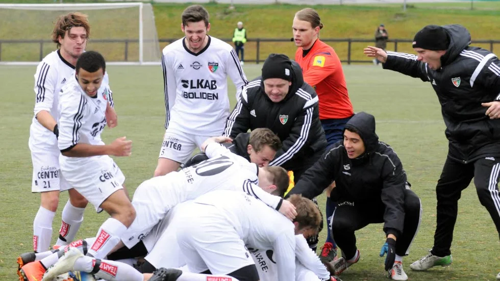 Total lycka. GMFF-spelarna jublar efter det viktiga målet på bortaplan mot Friska Viljor.