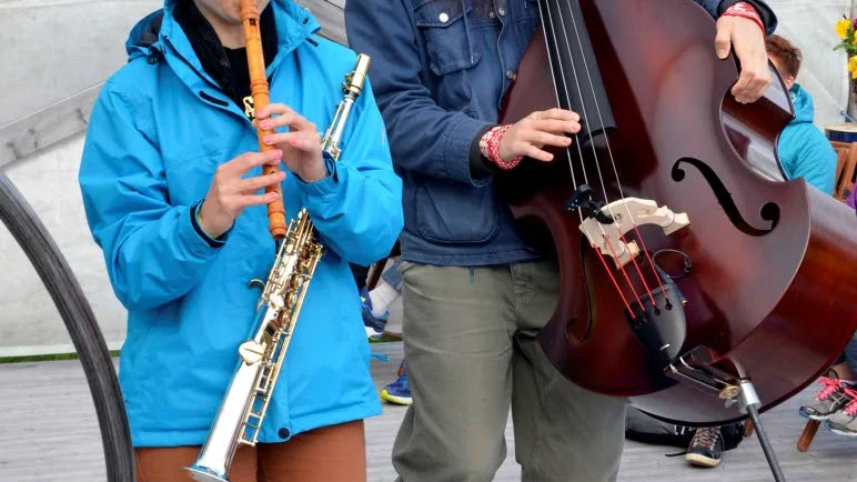 INSTRUMENT. Josefin Peters och Mats Dimming spelade.