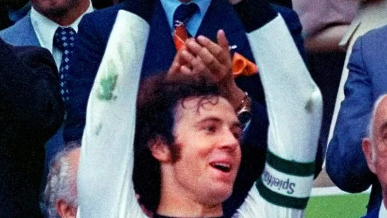 Västtysklands Franz Beckenbauer håller upp VM-bucklan efter finalvinsten mot Holland i München 1974.