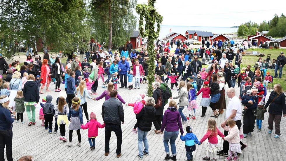 I Brändö hamn lockade den traditionella dansen runt stången såväl gammal som ung.