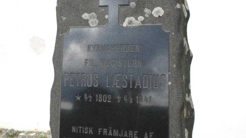 Minnesstenen över Petrus Laestadius vid Vibyggterå kyrka i Ångermanland.