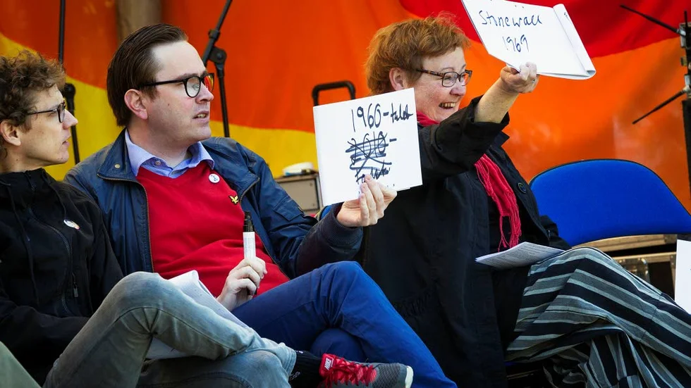 SENA ÄNDRINGAR. Folkpartiets Thomas Olofssons vita lapp är misstänkt klottrig. Till höger briljerar kommunalrådet Yvonne Stålnacke (S) med exakt årtal och plats på frågan vilket årtionde och var som det internationella pridefirandet föddes.
