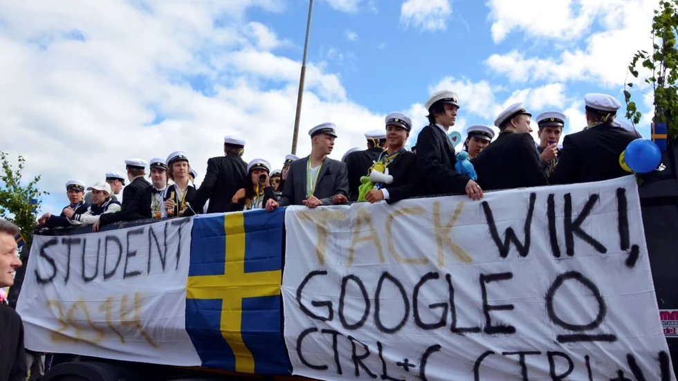 STUDENTFLAK. En glädjerusig resa mot framtiden, studenter på Välkommaskolan.