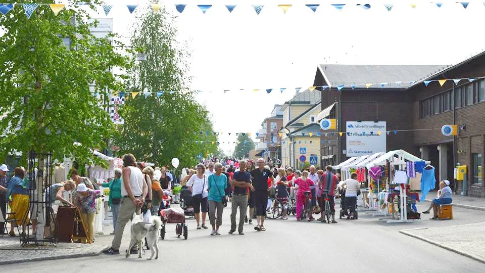 LYCKAD STADSFEST. Haparandaborna berömmer stadsfesten i Haparanda.
Foto: Stefan Haapaniemi