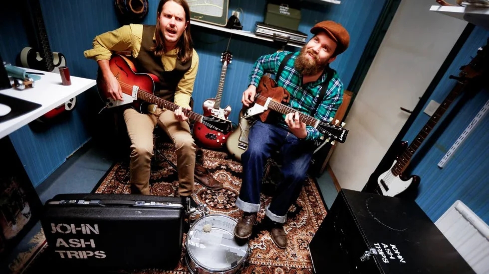 Jonas Eriksson och Tobias Lindvall i replokalen hemma hos Jonas.