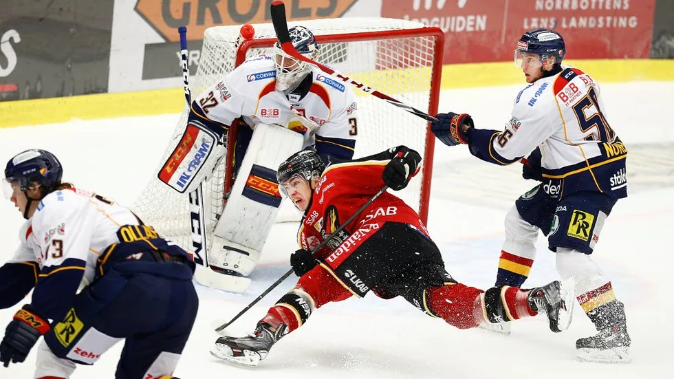 Huvudjakt. Johan Forsberg sänkte Daniel Fernholm med en armbågstackling och har avstängning att vänta.