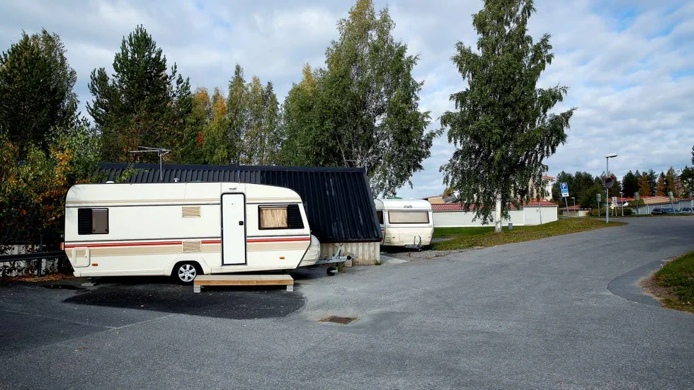 VITE HOTAR. Om inte Robert Skoog flyttar de tre husvagnarna riskerar han vite om 20 000 kronor.