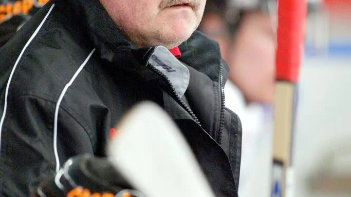 UNGT LAG. Tränaren Rolf Nilsson leder ett nytt Piteå Hockey.