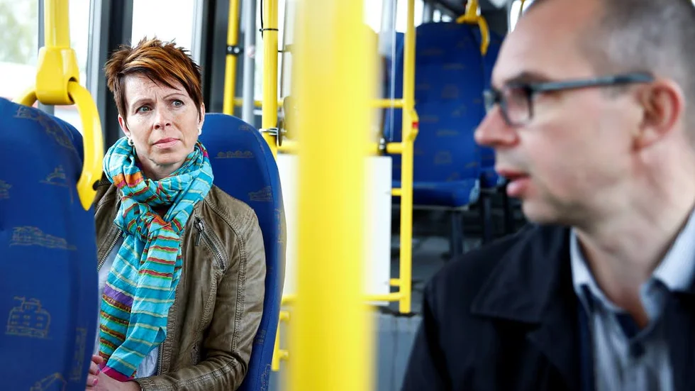 TILLSKOTT. Sari Ekblom, vd LLT, får fem friska miljoner till sitt bolag för att öppna en ny busslinje. Om S och MP får majoriteten efter valet.