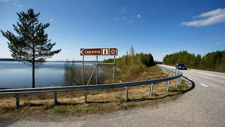 avtag. Europaväg 45 och där ligger världsarvet Laponia.