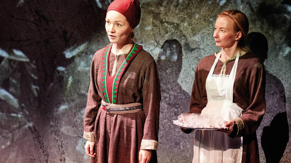 Marja Lisa Thomasson och Leammuid Biret Rávdná i pjäsen "Mon lean duhát jagi".
