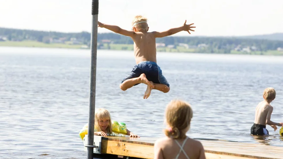 Uppsikt. Viktigt att vara extra försiktig och ha uppsikt över sina barn när badstränderna fylls.
