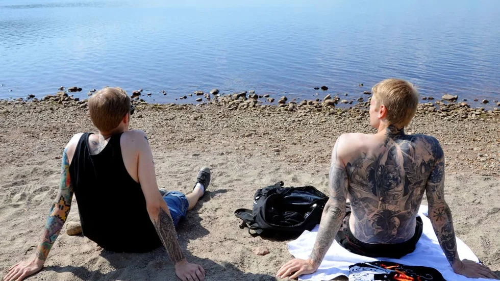 SANDVIKEN. Ett par illustrerade grabbar njuter av sommar och sol.