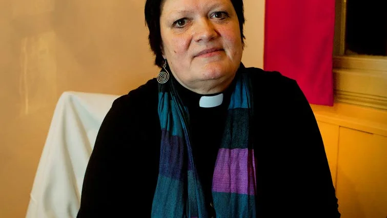 Givmilda kyrkobesökare. Ingrid Holmström Pavval, kyrkoherde i Arvidsjaurs församling kan glädja sig åt att kyrkobesökarna är beredda att öppna plånboken.