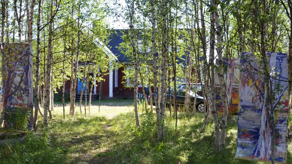Konst i det fria. Målningar i lövsalarna utanför Sarvisvaara gamla skola.