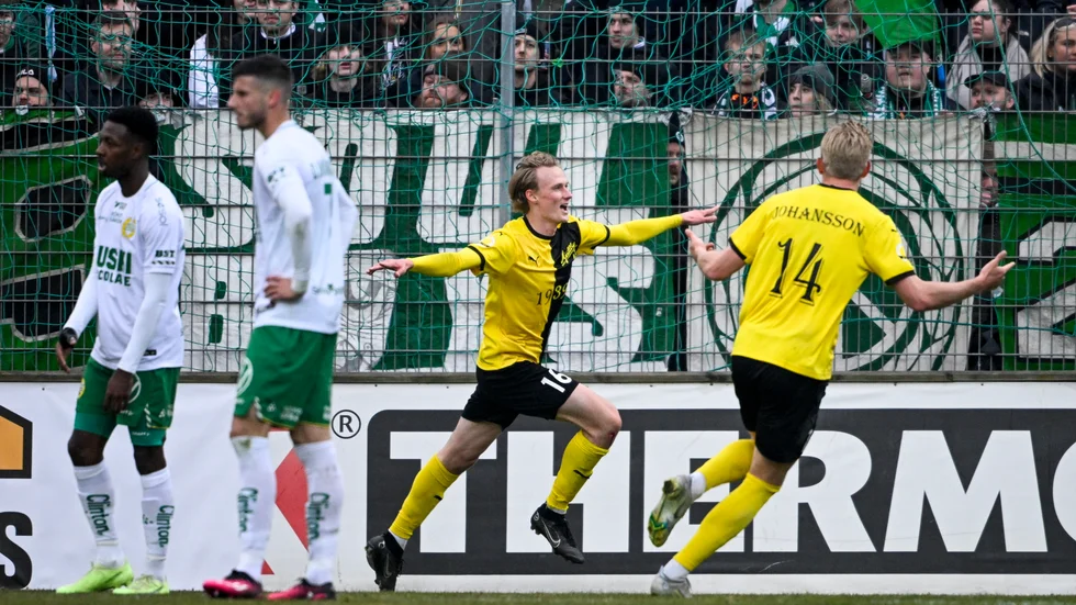 Mjällbys Alexander Johansson, mitten, jublar efter att ha skjutit Mjällby till klubbens första final i svenska cupen.
