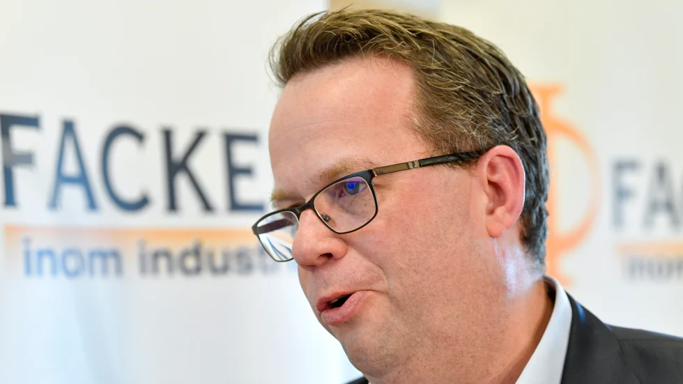 Unionens ordförande Martin Linder gör tummen ned. Arkivbild.