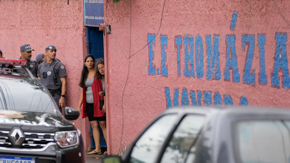 Polis och skolpersonal utanför skolan i brasilianska São Paulo där en 13-åring gick till attack med kniv.