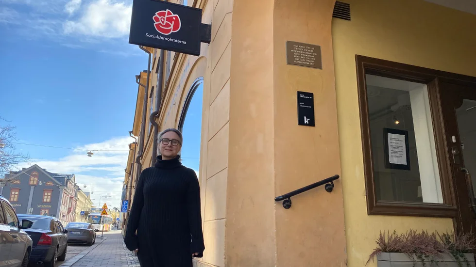 "Det är nästan bättre att vara sosse i innebandyföreningen än att sitta på ett internt partimöte till. Bli den som är sossen lokalt. Lokal närvaro – vi har missat det", säger Kikki Liljeblad (S) efter valanalysen som pekar på vad S i Norrköping kan bli bättre på. Bilden utanför expeditionen på Gamla Rådstugugatan.