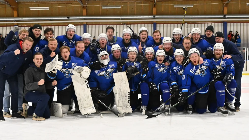 Clemensnäs HC vann med 5–1 mot Kovland. Laget är därmed klart för Hockeyettan till hösten.