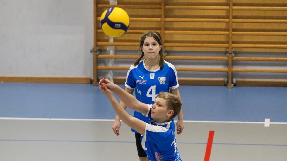 Alex Guldstrand med träffen och Greta Andersson där bakom.