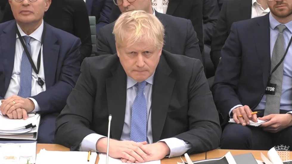 Boris Johnson vittnar inför ett utskott i parlamentets underhus.