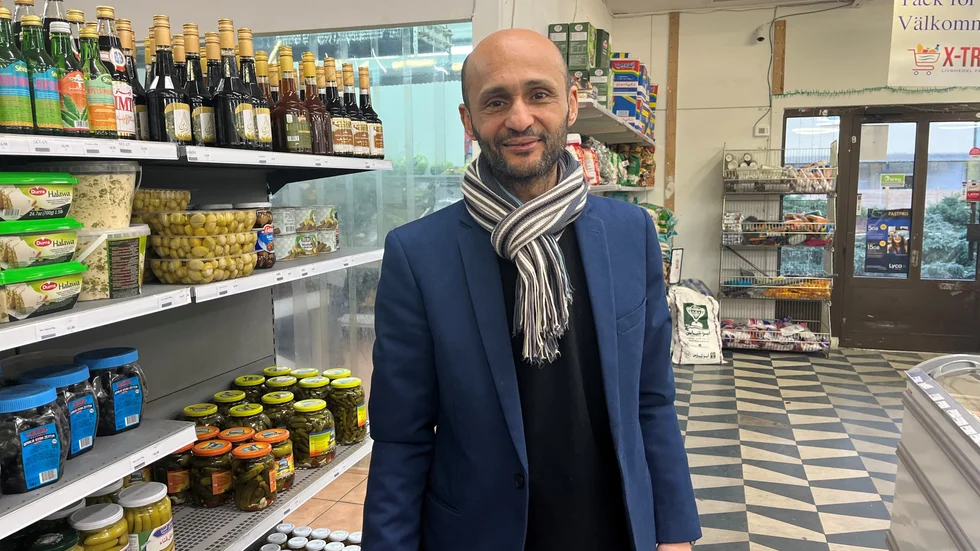 Handlaren Wael Atawi driver två livsmedelsbutiker i Enköping.