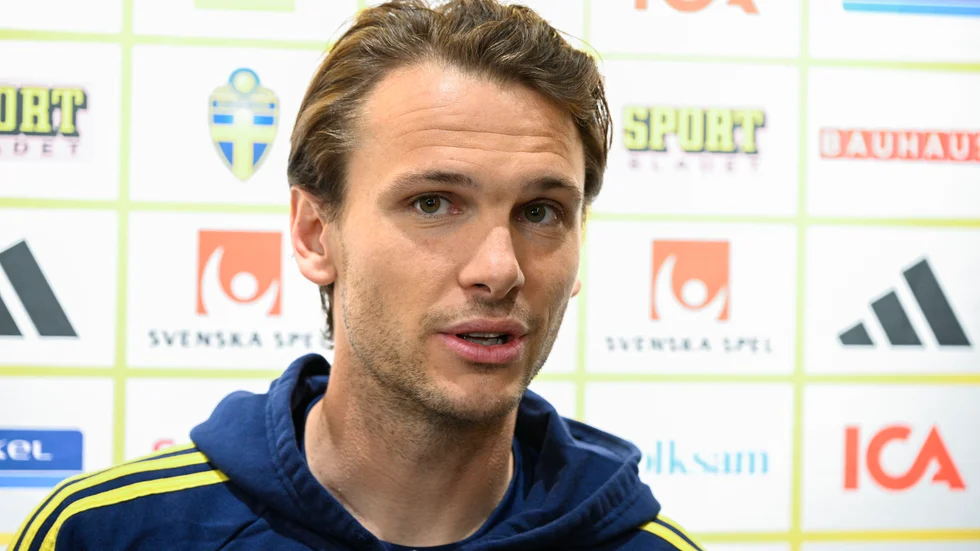 Albin Ekdal dras med lättare förkylning och stod över torsdagens landslagsträning.
